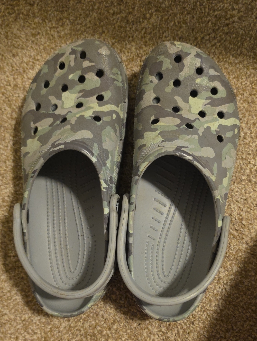CROCS Classic Clog in Gray Green Camo